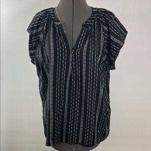 Black and White Striped Women's Top Size Large V Neck Short Sleeves Textured